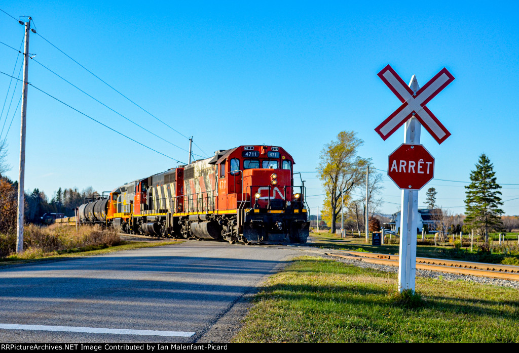 CN 4711 leads 561 at Des Ecossais road west